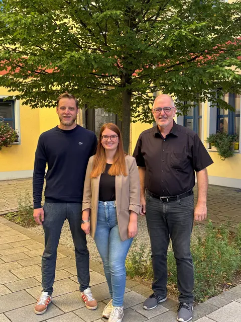 v.l.n.r. Roland Bügler (Beamtenanwärter), Astrid Schmiedl (Ausbildungsleiterin bei der Stadt Zirndorf), Erster Bürgermeister Thomas Zwingel. | Foto: Stadt Zirndorf