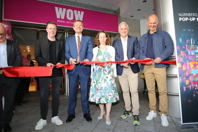 Christian Greiner, Vorsitzender des Aufsichtsrats Rudolf Wöhrl SE, OB Marcus König, Dr. Andrea Heilmaier, Nürnbergs Wirtschaftsreferentin, Hannes B. Erhardt, Gesellschafter von Beets &amp; Roots, und Martin Albrecht, Market Manager IKEA (v.l.). | Foto: Jürgen Friedrich