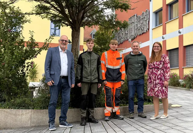 v.l.n.r. Erster Bürgermeister Thomas Zwingel, Colin Zimmer (Auszubildender Gärtner, Fachrichtung Zierpflanzenbau), Daan Meßmann (Auszubildender Tiefbauchfacharbeiter), Ralf Klein (Leiter der Service-Betriebe Zirndorf), Astrid Schmiedl (Ausbildungsleiterin bei der Stadt Zirndorf). | Foto: Stadt Zirndorf