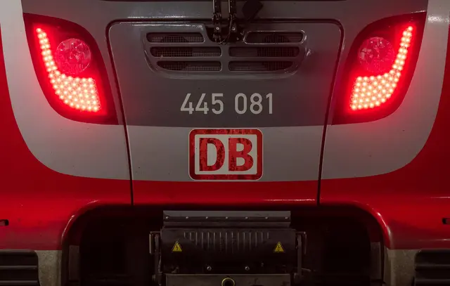 Die typisch rote Farbe der Regionalzüge wird auf einer Strecke Pegnitztal vorerst nicht mehr zu sehen sein. (Symbolbild) | Foto: Peter Kneffel/dpa