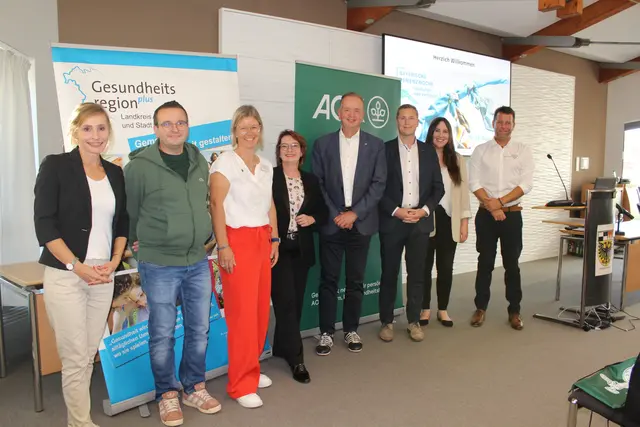 Frau Stefanie Frisch, Referentin von ösb consulting, Maximilian Lechler, Pflegeberatung vom Landkreis Ansbach, Frau Christine Löhner, Gesundheitsregion Plus, Frau Dr. Lenz, Gesundheitsamt Ansbach, Herr Thomas Deffner, Oberbürgermeister Ansbach, Herr Michael Surowka, Direktor der AOK in Mittelfranken, Frau Vera Täubel und Herr Markus Blach, Pflegeberater der AOK Bayern bei der Begrüßung der Teilnehmenden an den Pflegevorträgen im Landratsamt Ansbach. | Foto: Urhebervermerk: AOK Bayern Jana Förth