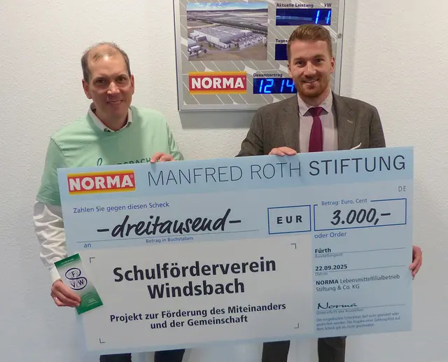 Peter Rüttel (l.) nimmt den Spenden-Scheck von David Feistenberger entgegen. | Foto: © Uwe Müller