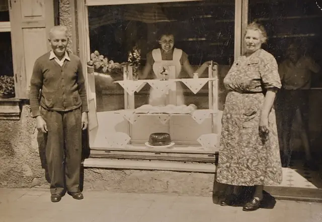 Das Archivbild zeigt die Bäckerei Lades in der Hilpoltsteiner Straße 11 in den 1950er-Jahren. Elsbeth Lades (Bild Mitte), hier mit Onkel und Tante aus Thalmässing, führte das Geschäft nach dem frühen Tod Ihres Mannes noch Jahrzehnte weiter. Vor kurzem ist die Mutter von drei Töchtern im gesegneten Alter von 100 Jahren verstorben. | Foto: Fotorepro Hans Pühn