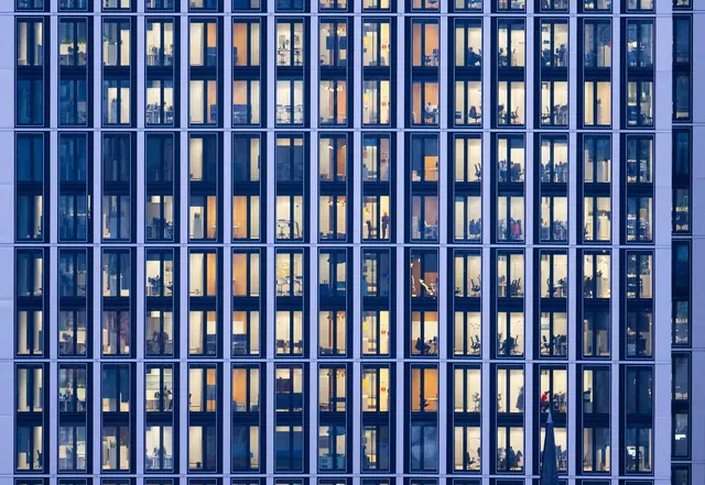 Eine Mehrheit der Arbeitnehmerinnen und Arbeitnehmer arbeitet nach eigenem Bekunden gern - aber am liebsten in Teilzeit. | Foto: Boris Roessler/dpa (Symbolfoto)