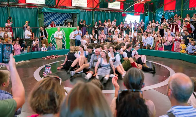 Will hier jemand seine Freundin filmen oder die Bilder im Internet hochladen? Das ist die Krux beim Teufelsrad.  | Foto: Leonie Asendorpf/dpa (Archivbild)