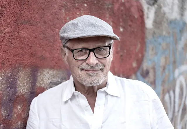 Konstantin Wecker lässt in Erlangen sein musikalisches Leben Revue passieren. | Foto: © Thomas Karsten