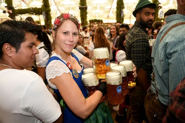 Die Bedienungen auf der Wiesn haben es nicht leicht.  | Foto: Felix Hörhager/dpa (Archivbild)