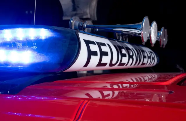 Die Feuerwehr rückte in der Nacht zu einem Brand in einem Wohnhaus in Nürnberg aus. (Symbolbild) | Foto: Niklas Treppner/dpa