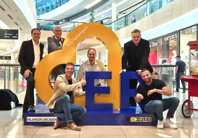 Im Bild (v.l.n.r.): Benjamin Mair (Vorstand Sparkasse Erlangen), Konrad Beugel (Wirtschaftsreferent Erlangen), Christian Frank (Vorstand City-Management), Dr. Florian Janik (OB Erlangen), Matthias Borutta (Center-Manager Erlangen Arcaden) und Giuseppe Marchese (Rohflex). | Foto: © ETM/Miriam Amberg