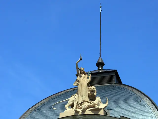 Die Erneuerungsarbeiten an der Kolossalstatue Else auf dem Dach des Stadttheaters sollen 2026 beginnen. Das Bild zeigt die intakte Statue im Jahr 2008. | Foto: cc-by-sa-3.0/Kamran Salimi