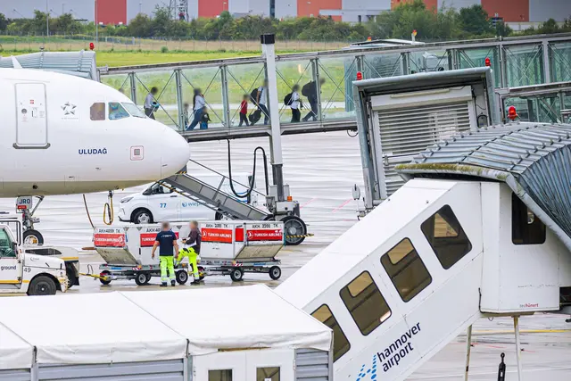 Trotz Stopp des Aufnahmeprogramms durften erneut einige Afghanen nach Deutschland ausreisen. | Foto: Moritz Frankenberg/dpa