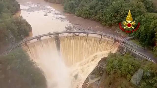 Das Standbild aus einem Video der italienischen Feuerwehr zeigt den Fluss Valla. | Foto: Vigili del Fuoco/dpa