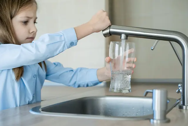 Trotz der Preisanpassung gilt: Leitungswasser ist nicht nur das Lebensmittel Nummer 1, sondern auch besonders preisgünstig: Für 1 Euro bekommt man rund 345 Liter Leitungswasser mit bester Trinkwasserqualität, aber nur 2 bis 5 Flaschen Mineralwasser.  | Foto: © Igor/stock.adobe.com