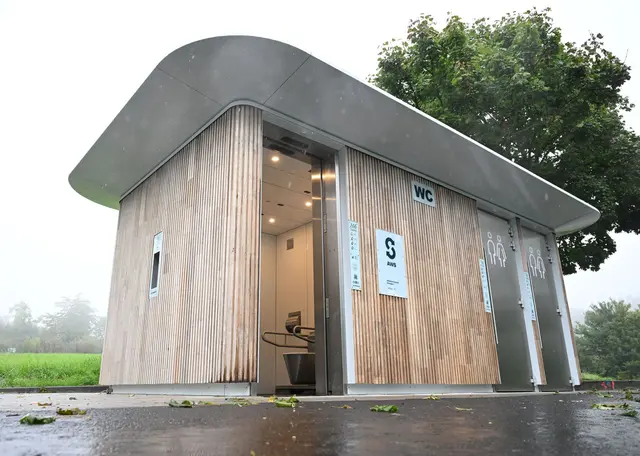 Das selbstreinigende WC soll 20 Jahre halten. | Foto: Bernd Weißbrod/dpa