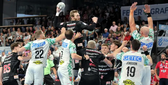 Antonio Metzner (Mitte) bei einem seiner starken Würfe auf das Magdeburger Tor -  JockiFoto | Foto: #JockiFoto, Erlangen 
