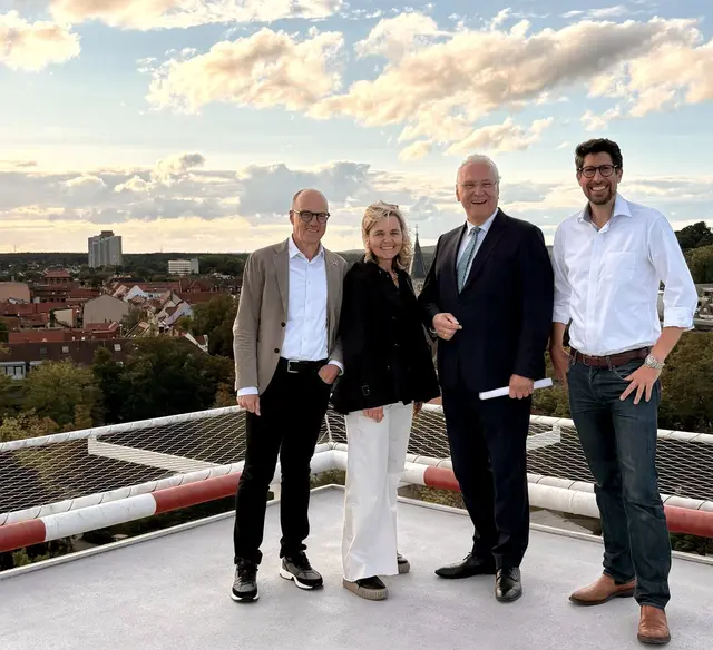 Prof. Dr. med. Heinrich Iro (Ärztlicher Direktor Uniklinikum) mit Bezirksrätin Alexandra Wunderlich, Staatsminister Joachim Herrmann und dem CSU-Kreisvorsitzenden Dr. Kurt Höller auf dem Hubschrauber-Landeplatz. | Foto: © Kai Stürmer