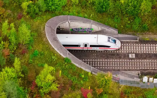 Mit dem neuen Fahrplan der Deutschen Bahn gibt es ab Mitte Dezember mehr Sprinter-Verbindungen. (Archivbild) | Foto: Julian Stratenschulte/dpa