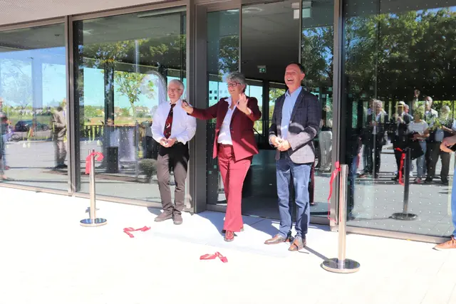 "Die Halle ist eröffnet!" Bürgermeisterin Birgit Huber mit Pfarrer Thomas Meister von St. Stephanus (links) und Stadtbaumeister Vlad-Antoniu Lazar kurz nach der symbolischen Banddurchtrennung. | Foto: Stadt Oberasbach