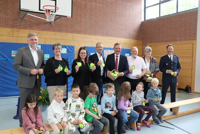 Verteilten Blinkis an alle Erstklässler: Adolf Dodenhöft, Vorstandsvorsitzender Sparkasse Fürth, Gabriele Eitel, Schulleiterin Grundschule Altenberg, Dr. Kerstin Engelhardt-Blum, Regierungspräsidentin Bezirk Mittelfranken, Marcus Steurer, Geschäftsführer Infra Fürth, Landrat Bernd Obst, Polizeioberkommissar Markus Dieret, 2. Vorsitzender Verkehrswacht Fürth, Birgit Huber, Erste Bürgermeisterin Stadt Oberasbach, Polizeidirektor Ingo Lieb, Leiter des Sachgebiets für polizeiliche Verkehrsaufgaben Polizeipräsidium Mittelfranken (v.l.) | Foto: Stadt Oberasbach