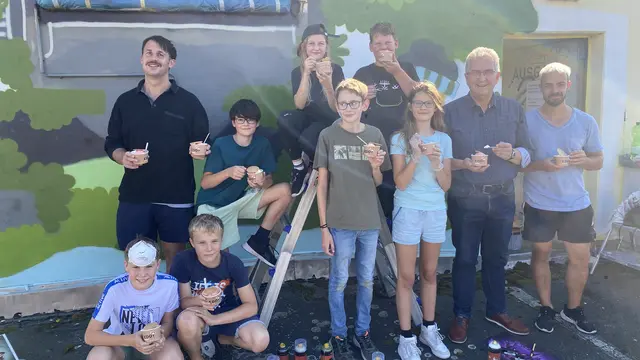 Steins Erster Bürgermeister Kurt Krömer spendierte dem fleißigen Team noch eine Runde Eis.  | Foto: Stadt Stein