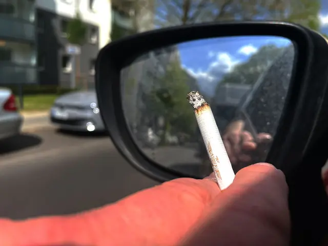 Der Bundesrat unternimmt einen neuen Anlauf für ein Rauchverbot im Auto in Anwesenheit von Kindern.  | Foto: Paul Zinken/dpa (Symbolbild)