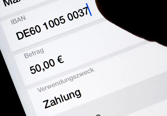 Für Bankkunden gibt es mehr Sicherheit bei Überweisungen.  | Foto: Monika Skolimowska/dpa-Zentralbild/dpa (Symbolbild)