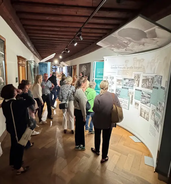 Die Ausstellung „Anne Frank. Ein Mädchen schreibt Geschichte“ wurde offiziell eröffnet und kann bis 26. Oktober im Museum Schloss Ratibor besichtigt werden.  | Foto: Stadt Roth