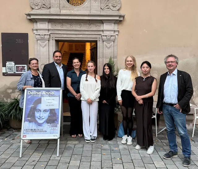 Das Team rund um die Ausstellung „Anne Frank. Ein Mädchen schreibt Geschichte.“: Stellvertretende Landrätin Edeltraud Stadler, Roths Erster Bürgermeister Andreas Buckreus, Museumspädagogin und Projektleiterin Anne Roßius, die drei Peer Guides Anne, Zelal und Julia, Linda  Hou vom Anne-Frank-Zentrum und Museumsleiter Guido Schmid.  | Foto: Start Roth