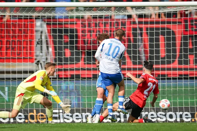 Michael Cuisance (M.) erzielt das 2:0 für Hertha.:  | Foto: Daniel Karmann/dpa