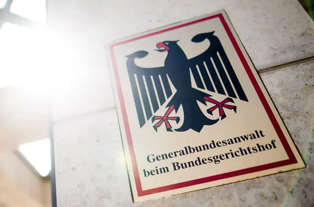 Seit einem Jahr sucht die Bundesanwaltschaft per Haftbefehl nach dem Verdächtigen. (Archivbild) | Foto: Christoph Schmidt/dpa