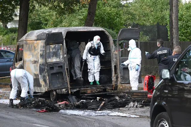 Auch ein Transporter brannte aus. | Foto: Felix Hörhager/dpa