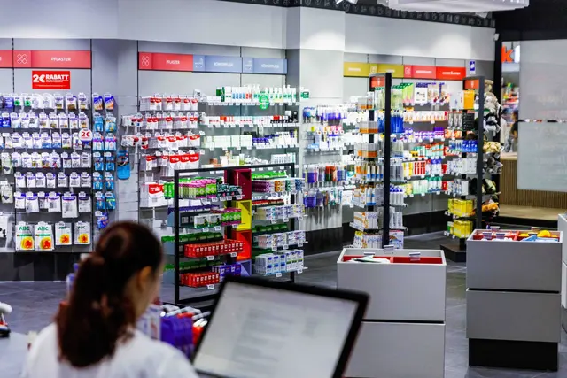 Auch Apotheken nutzen die ePAs, die Medikamentenlisten enthalten.  | Foto: Carsten Koall/dpa (Archivbild)