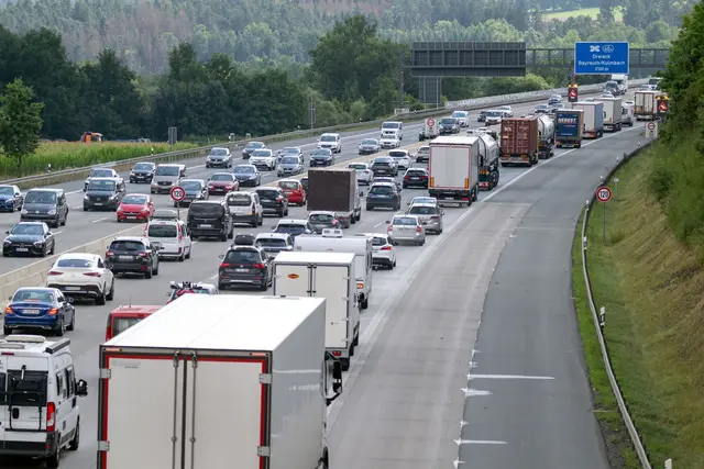 Auch am kommenden Wochenende wird es auf den bayerischen Straßen wieder eng.  | Foto: Pia Bayer/dpa (Archivbild)