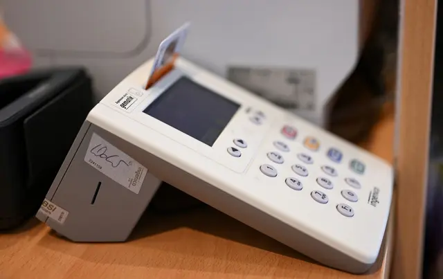 Mit dem Einstecken der Versichertenkarte wird ein Zugriffsrecht auf die E-Akte gegeben. 
 | Foto: Annegret Hilse/Reuters/Pool/dpa (Archivbild)