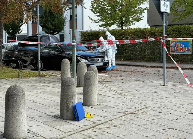 Beamte der Spurensicherung sind neben zwei ausgebrannten Autos im Einsatz. Die Polizei bittet um Zeugenhinweise. | Foto: Roland Freund/dpa