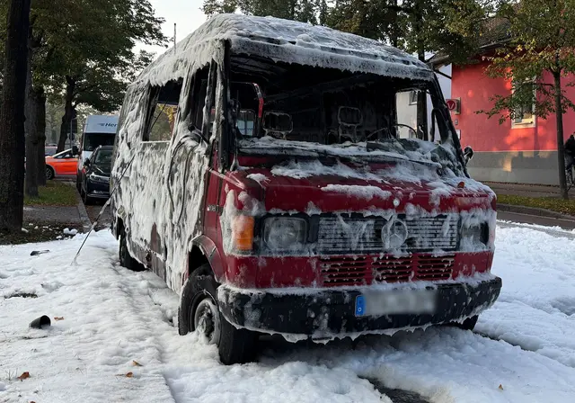 Ein Transporter in der Nähe des brennendes Hauses brannte ebenfalls aus. | Foto: Roland Freund/dpa