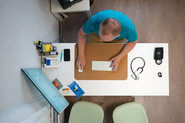 Ärztinnen und Ärzte sind jetzt verpflichtet, Daten in die E-Akten zu laden.  | Foto: Sebastian Kahnert/dpa (Archivbild)