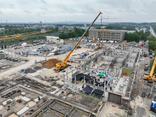 Grundsteinlegung für das neue Schulzentrum in der Breslauer Straße.  | Foto: Mark Steps, GOLDBECK, Drohnenaufnahme