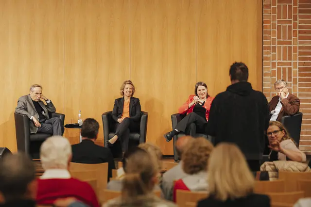 Beim Festakt 500 Jahre Sozialpolitik in kommunaler Verantwortung diskutierten (v.l.): Prof. Dr. Georg Cremer, Generalsekretär des Deutschen Caritasverbandes a. D., Jennifer Oevermann, Geschichte für Alle e. V. und Sozial- und Familienreferentin Elisabeth Ries. | Foto: Stadt Nürnberg / Giulia Iannicelli