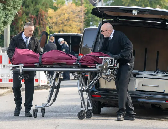 Nach dem dramatischen Einsatz mit Großbrand und Explosionen wird eine Leiche aus dem Haus geborgen. | Foto: Peter Kneffel/dpa