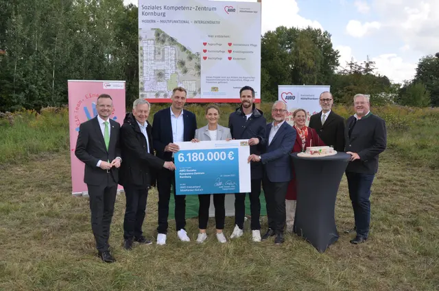 Peter Daniel Forster, Bezirkstagspräsident Bezirk Mittelfranken (CSU), Karl Freller, I. Vizepräsident des Bayerischen Landtags (CSU), Christoph Jäger, Vorstand Ressort Pflege &amp; Psychiatrie des AWO Kreisverband Mittelfranken-Süd e. V., Judith Gerlach, Bayerische Staatsministerin für Gesundheit, Pflege und Prävention, Sven Ehrhardt, Co-Vorstandsvorsitzender des AWO Kreisverband Mittelfranken-Süd e. V., Werner Baum, Präsidiumsvorsitzender des AWO Kreisverband Mittelfranken-Süd e. V.,  Anja-Maria Käßer vom Seniorenamt der Stadt Nürnberg, Klaus Schmitz vom Seniorenamt der Stadt Nürnberg,  Thomas Bauer, Vorstand Ressort Bau des AWO Kreisverband Mittelfranken-Süd e. V. | Foto: AWO Kreisverband Mittelfranken-Süd