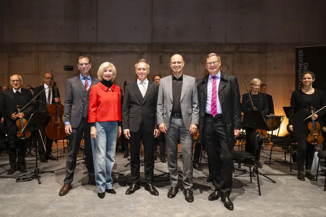 Baureferent Daniel F. Ulrich, Bürgermeisterin Prof. Dr. Julia Lehner, Generalmusikdirektor Roland Böer, Johann Casimir Eule, stellvertretender Staatsintendant, und Christian Ruppert, der geschäftsführende Direktor des Staatstheaters, bei der heutigen Konzertmatinée auf der Baustelle der Kongresshalle Nürnberg. | Foto: Uwe Niklas)