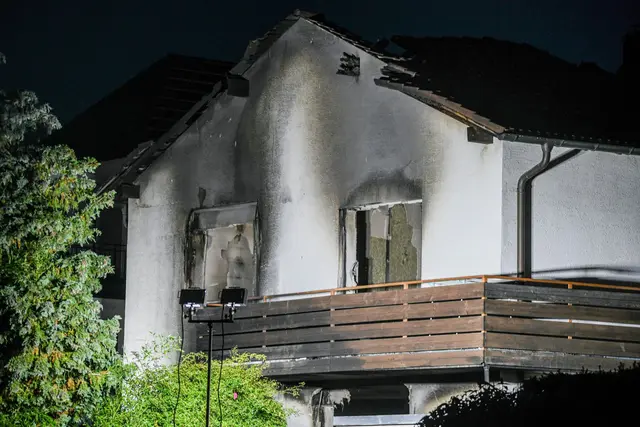 Das Haus der Familie brannte aus. | Foto: Jason Tschepljakow/dpa