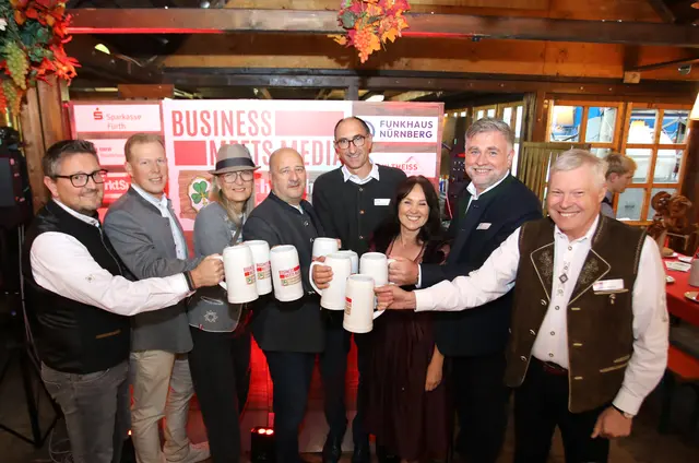 Auf geht’s zum 3. Business meets Media (von links): Andreas Desch (Geschäftsführer SCHULTHEISS Hoch- und Tiefbau), Kai Tussak (Stv. Vorstand Sparkasse Fürth), Silke Schramm (Marketingleiterin Funkhaus Nürnberg), Thomas Fischer (Niederlassungsleiter BMW Nürnberg), Dominik Beierlorzer (Geschäftsführer Richter + Frenzel Nürnberg), Sabine Michel (Geschäftsführerin smic!), Adolf Dodenhöft (Vorstand Sparkasse Fürth), Harald Greiner (Geschäftsführer MarktSpiegel). | Foto: © Jürgen Friedrich