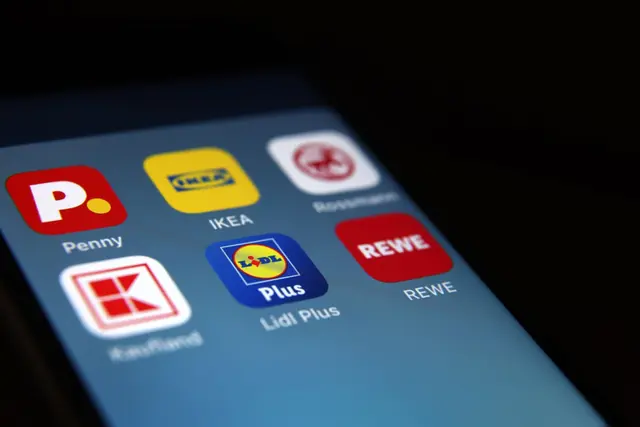 Mehr als 100 Millionen Kunden nutzen die «Lidl Plus»-App weltweit.

 | Foto: Karl-Josef Hildenbrand/dpa (Symbolbild)