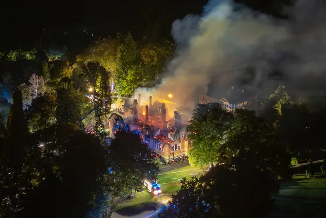Mehrere Feuerwehren aus der Umgebung rückten an, um den Brand zu löschen. | Foto: Lars Haubner/News5/dpa