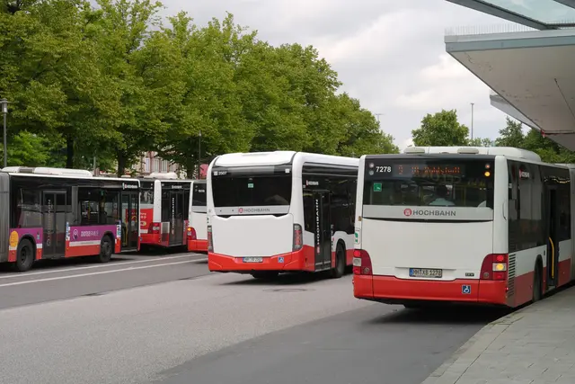 Weniger Fahrgäste in Bussen und Bahnen als vor Corona. 
 | Foto: Marcus Brandt/dpa (Archivbild)