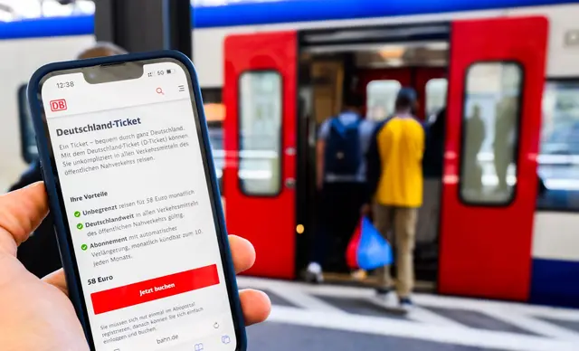Das Deutschlandticket macht den Nahverkehr attraktiv, es wird aber teurer. | Foto: Julian Stratenschulte/dpa (Symbolbild)