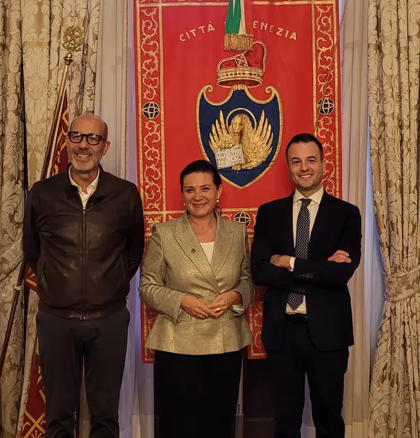 Venedig: Austausch mit der Stadt Venedig (v. l.): Assessore Michele Zuin (Kämmerer der Stadt Venedig), Cornelia Trinkl (Schul- und Sportreferentin) und Assessore Simone Venturini (Tourismusreferent der Stadt Venedig).  | Foto: Eva Hesse/Stadt Nürnberg