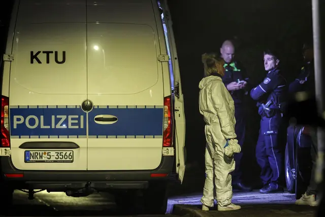 Nach dem Messerangriff auf die neu gewählte Bürgermeisterin von Herdecke wurde der Tatort in deren Haus ausfindig gemacht. Die Geschichte von den Männer, die auf die Politikerin eingestochen hätten, war gelogen. Die zwei Jugendlichen befinden sich beide in Polizeigewahrsam.  | Foto: Christoph Reichwein/dpa